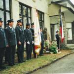 Čestnou stráž při odhalení pomníku drželi členové místního Sboru dobrovolných hasičů