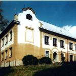 Hlavní školní budova s reliéfem Komenského byla otevřena r.1910