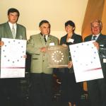 Září 2002 - starosta J.Bednář přebírá v Holandsku certifikáty o získání Stříbrné medaile EF