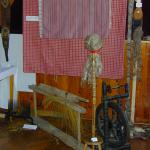 Expozice artefaktů o zpracování lnu, včetně vzorků tradičních tkanin