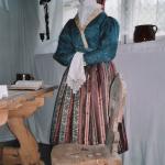 Ženský lidový kroj užívaný na Poličsku od 18. stol. až do začátku století 20.
